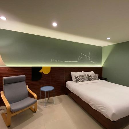 The Royalbee Aparthotel Bangkok Esterno foto
