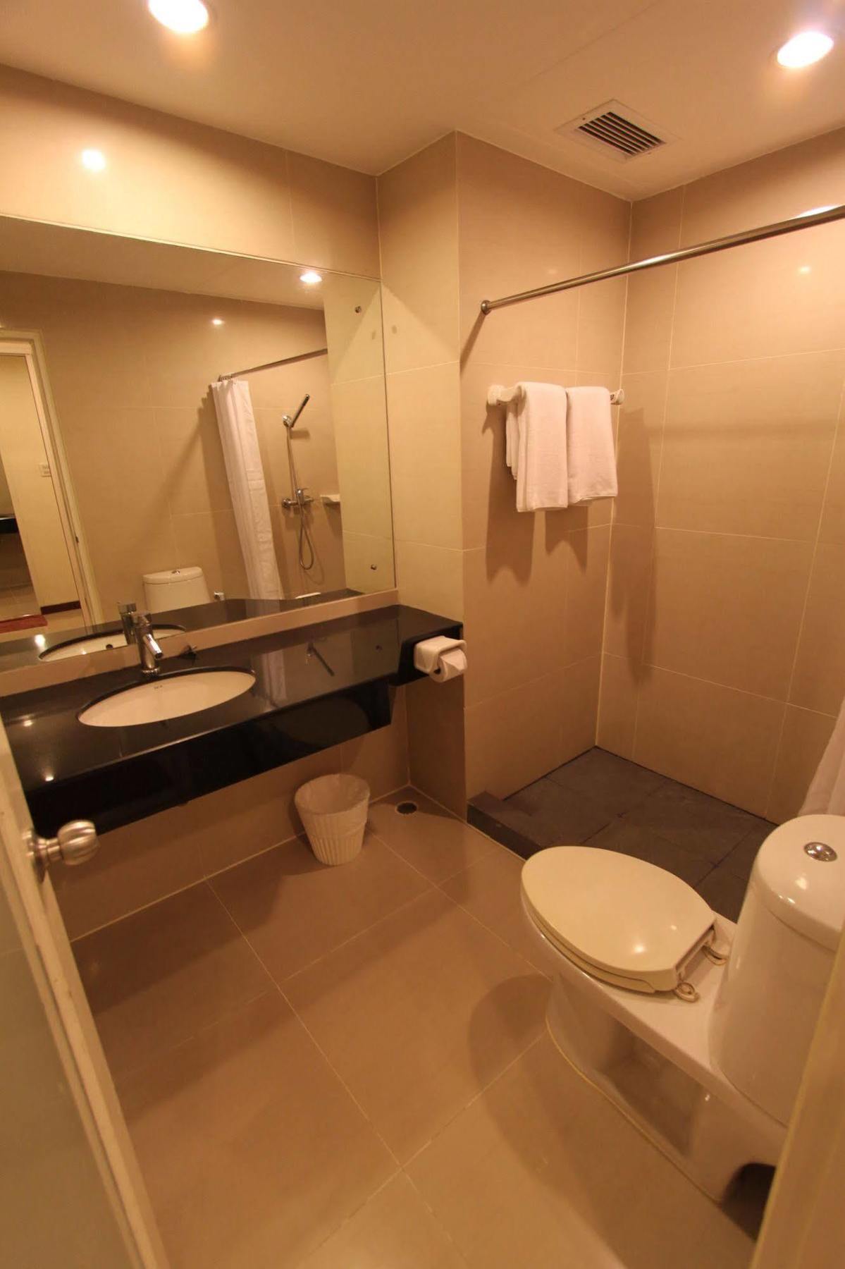 The Royalbee Aparthotel Bangkok Esterno foto