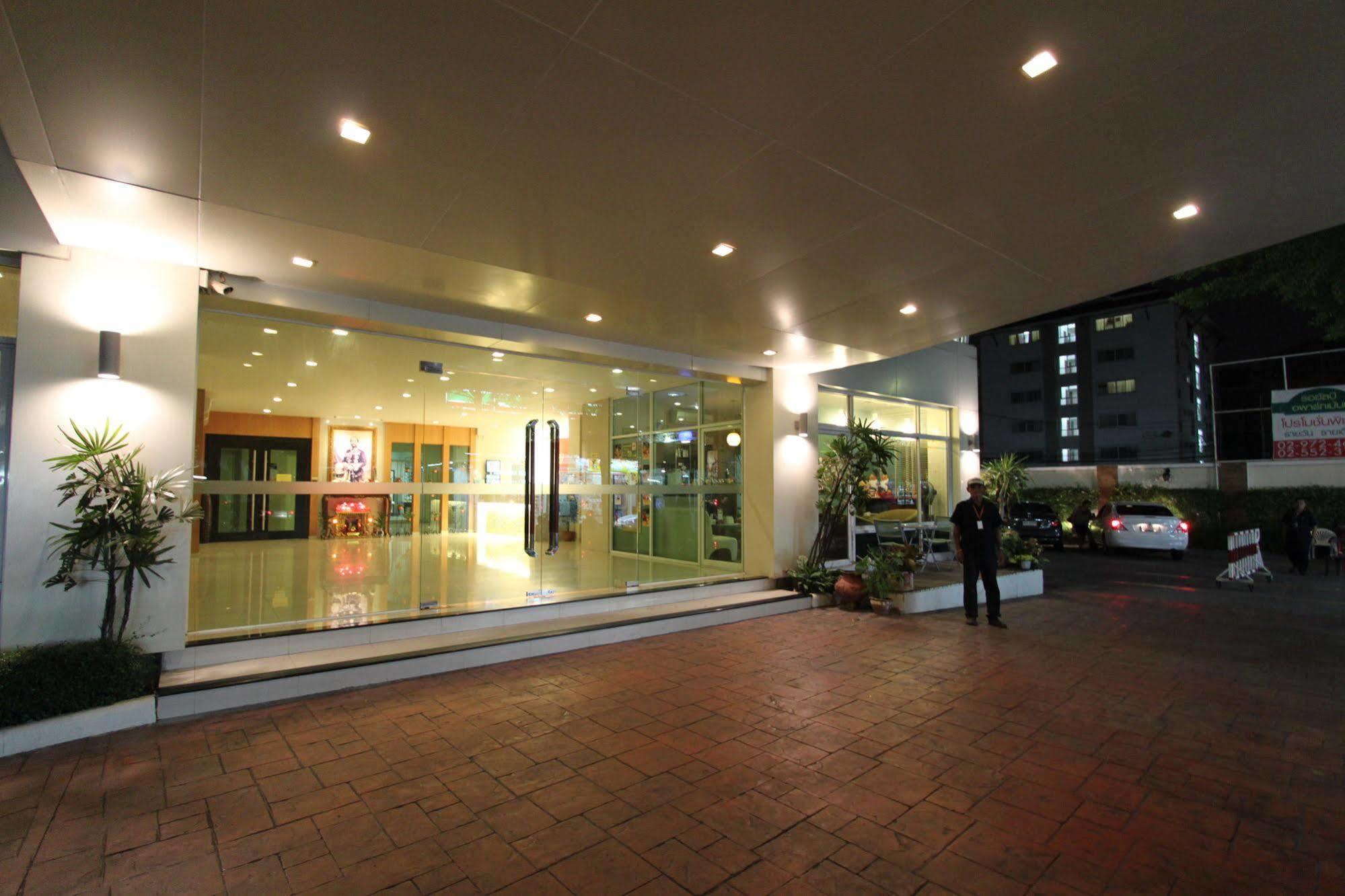 The Royalbee Aparthotel Bangkok Esterno foto